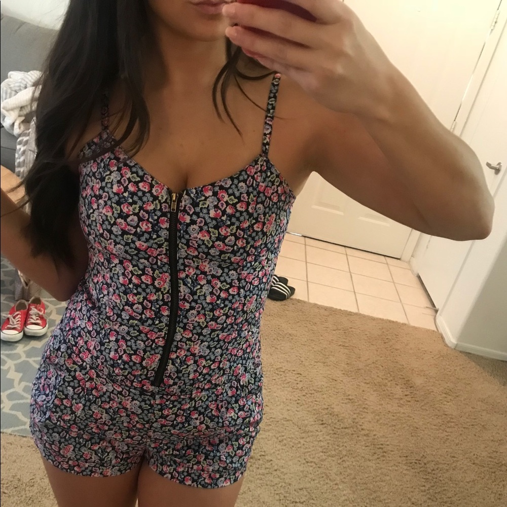 Cute Fitted Floral Romper! 🌸🌷🌺